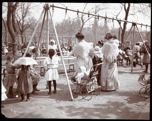 Mujeres y niños en los columpios en el Día del Árbol, Tompkins Square Park, Nueva York, 1904